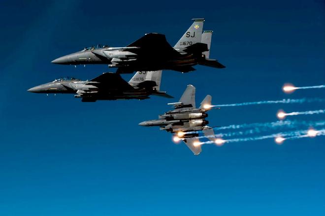 美军终于认清现实：歼-16挂载霹雳-17可能越级摧毁全部的F35(图12)